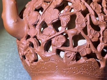 Une th&eacute;i&egrave;re couverte ajour&eacute;e en gr&egrave;s de Yixing, Chine, Kangxi